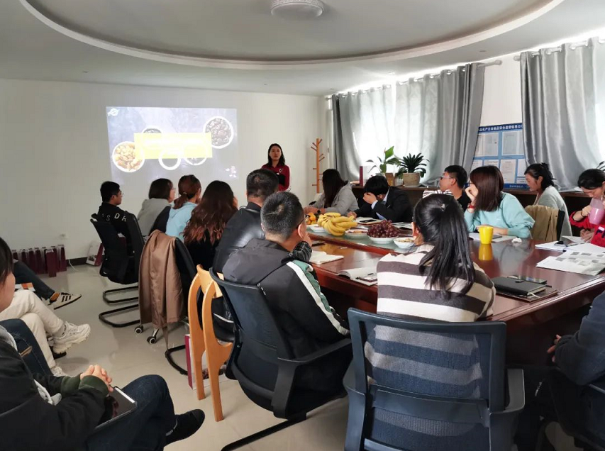 西微雅邀請(qǐng)美國(guó)加州葡萄干管理委員會(huì)陸老師為員工進(jìn)行產(chǎn)品培訓(xùn)(圖1) 西微雅邀請(qǐng)美國(guó)加州葡萄干管理委員會(huì)陸老師為員工進(jìn)行產(chǎn)品培訓(xùn)(圖1)